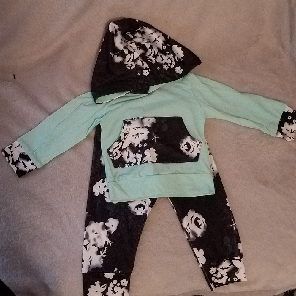 5/$13 Hoodie & Leggings set NWOT